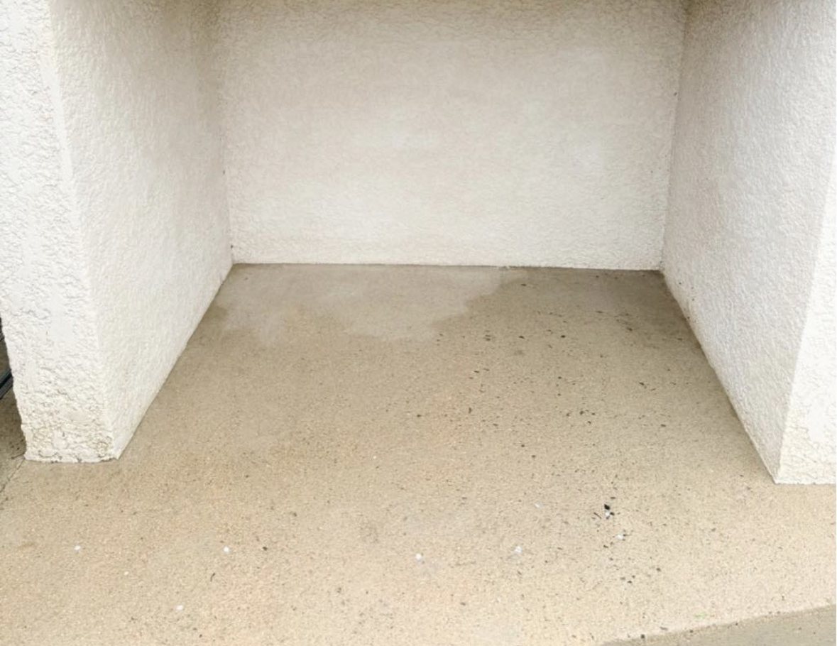 Le même abri de jardin après nettoyage haute pression